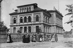 Reprofotografi - skolflickor vid Magdeburg, Västra Strandgatan 11, Uppsala före 1914