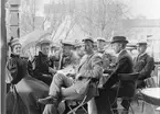 Unga kvinnor och män på restaurang Flustrets veranda, Uppsala 1896