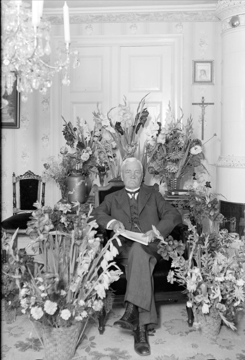 Födelsedagsporträtt - kyrkvärden Knut Smedberg, Karslberg, Alunda, Uppland 80 år i augusti 1944