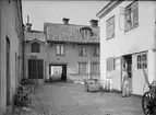 Gårdsinteriör, stadsdelen Dragarbrunn, Uppsala mars 1946