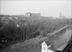 Vy från Upsala Ångqvarns AB mot Stadsträdgården, Akademiska sjukhuset  och Uppsala slott, Uppsala 1950