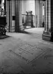 Gravhäll över professor Carl von Linné, hans hustru Sara Elisabet Moraea och sonen Carl von Linné d.y., Uppsala domkyrka, Uppsala 1950