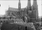 Uppsala domkyrka med byggnadsställning 1938