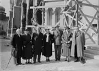 Byggmästaren Anders Diös med grupp framför Uppsala domkyrka 1938