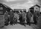 Styrelsemedlemmar ur Upplands Fornminnesförening och byggnadskommitterade framför Gammelgården, några dagar innan invigningen den 7 juni 1936