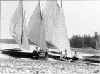 Sällskap vid segelbåtar, sannolikt Ekolns strand, Uppland