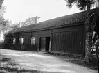 Stuga och portlider hos Dahlströms, Skälby, Vaksala socken, Uppland sannolikt 1920-tal