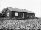 Torp med uthus i centrala Uppland, sannolikt på 1920-talet