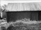 Ekonomibyggnad med vedtak - Zetterberg, Hållen, Hållnäs socken, Uppland, sannolikt 1930-tal