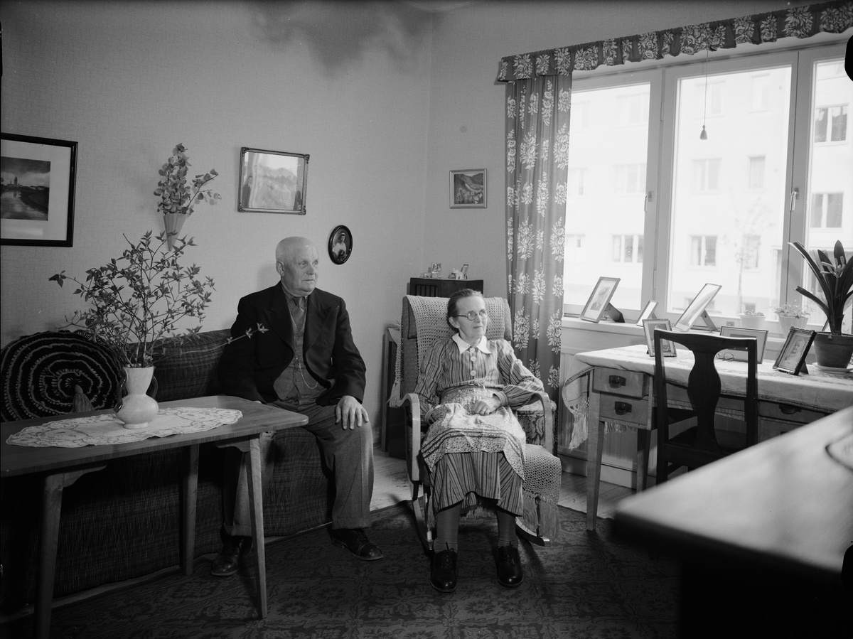Äldre kvinna och man, sannolikt i Uppsala maj 1947
