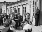 Landshövding Hilding Kjellman inviger Upplands Konstförenings skulpturutställning i Linnéträdgården, Uppsala 1947