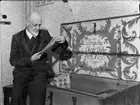 Professor Olof Östergren vid målad kista i sitt hem på Österplan 13