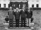 Medaljörer framför huvudbyggnaden på Frötuna gård, Rasbo socken, Uppland 1948