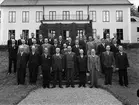 Medaljörer framför huvudbyggnaden på Frötuna gård, Rasbo socken, Uppland 1948