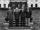 Medaljörer framför huvudbyggnaden på Frötuna gård, Rasbo socken, Uppland 1948