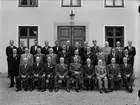 Medaljörer framför huvudbyggnaden på Frötuna gård, Rasbo socken, Uppland 1948