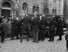 Folksamling på Kungsgatan, kvarteret Oden Ygg, Uppsala 1936