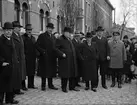 Folksamling på Kungsgatan, kvarteret Oden Ygg, Uppsala 1936