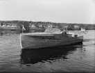 Motorbåt, sannolikt på Fyrisån, Uppsala, 1936