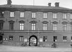 Gillbergska huset vid Fyristorg, Uppsala i februari 1935, innan Genomfarten byggdes