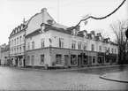 Juldekoration i gatukorsningen Svartbäcksgatan - Skolgatan, Uppsala december 1934