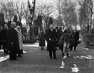 Svenska Turistföreningens 50-årsjubileum - kransnedläggningen vid Frithiof Holmgrens grav på Uppsala gamla kyrkogård, Uppsala 1935