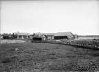 Gårdsmiljö - Vilhelm Karlsson, Hållen, Hållnäs socken, Uppland 1935