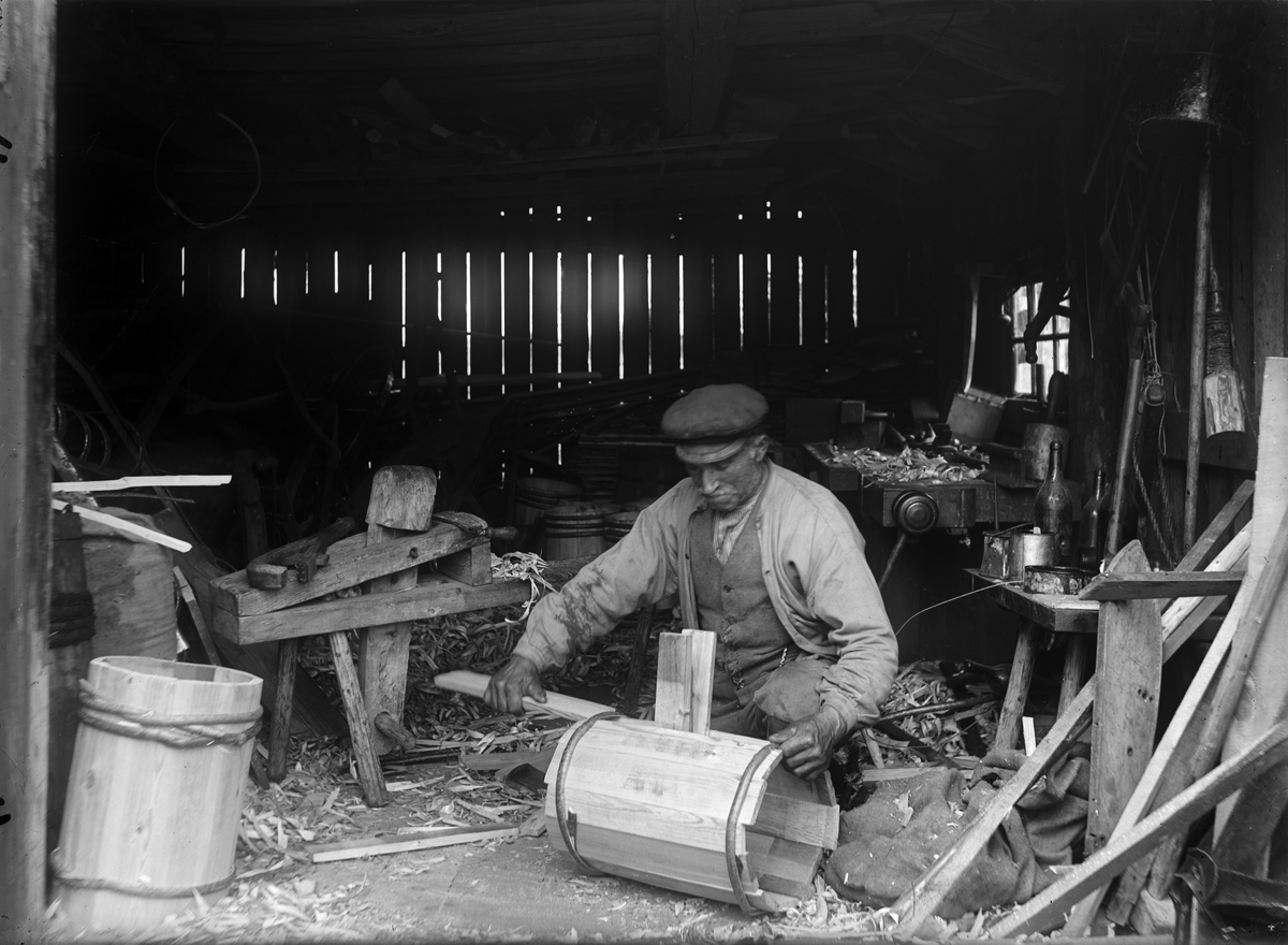 Fiskaren Fredrik Larsson passar in sista "kimmen" i ett strömmingskärl, Hållen, Uppland juli 1935