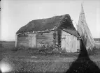 Smedja med torvtak, Vallskoga, Tolfta socken, Uppland 1934