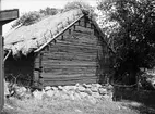 Halmtak på källarbod, Oppgården, Berga, Danmarks socken, Uppland, sannolikt 1920-tal