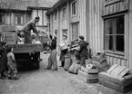 Sopor från vindsröjning lastas på lastbil, sannolikt Östra Ågatan, Uppsala 1938