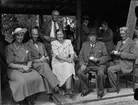 Kaffedrickande kvinnor och män, sannolikt Uppsala juli 1947