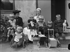 Karelska flyktingbarn på gården till Samariterhemmets praktiska skola, Bäverns gränd, Uppsala september 1941