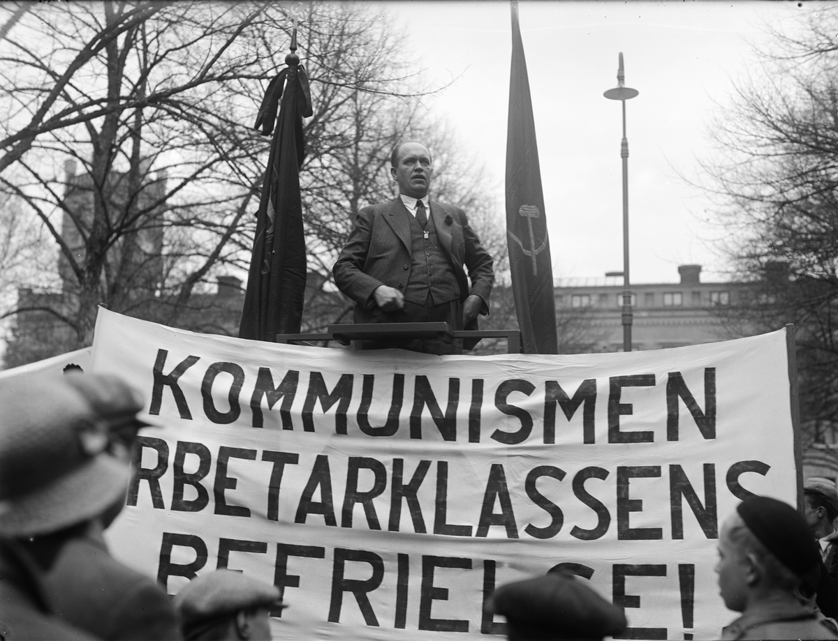 "Kommunistevangelium i skilda tonarter" - "kamrat Edoff Andersson grälar på socialdemokraterna" i Engelska parken