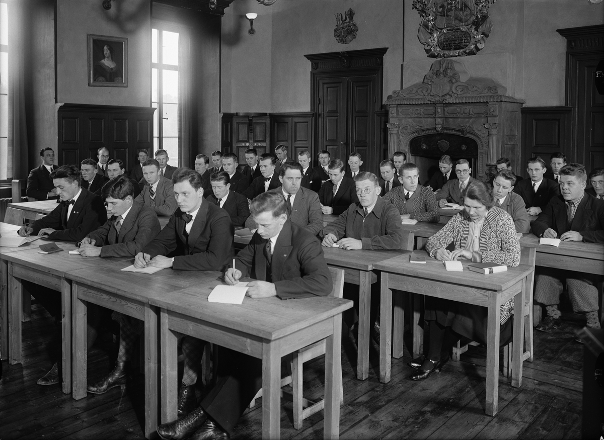 Sannolikt elever på Wiks folkhögskola i rikssalen på Wiks slott, Balingsta socken, Uppland 1934