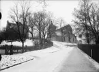 Helga Trefaldighets kyrka och Bondkyrko församlingshem från Nedre Slottsgatan, nuvarande Ingmar Bergmansgatan, Uppsala 1933