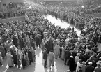 Sista april-firande på Nybron och Drottninggatan, Uppsala 1937