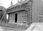 Hökhuvudboden under nedmontering, Borggårde, Hökhuvuds socken, Uppland sent 1920-tal