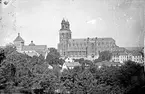 Reprofotografi - Helga Trefaldighets kyrka och Uppsala domkyrka med de Hårlemanska huvarna före 1885