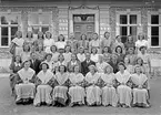 Kursavslutning på Wiks folkhögskola, Balingsta socken, Uppland 1942. I mitten rektor Sven Kjersén