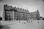 Lekande barn vid Folkskoleseminariet, Luthagen, Uppsala 1943