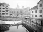 Uppsala stadsbibliotek och Centralbadets simhall under uppförande, Östra Ågatan, Uppsala oktober 1940