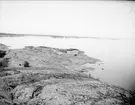 Kallbadhus vid stranden i Öregrund, Uppland, juli 1924