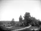 Klockstapel och kyrkomiljön vid Vada kyrka, Vada socken, Uppland i juni 1920