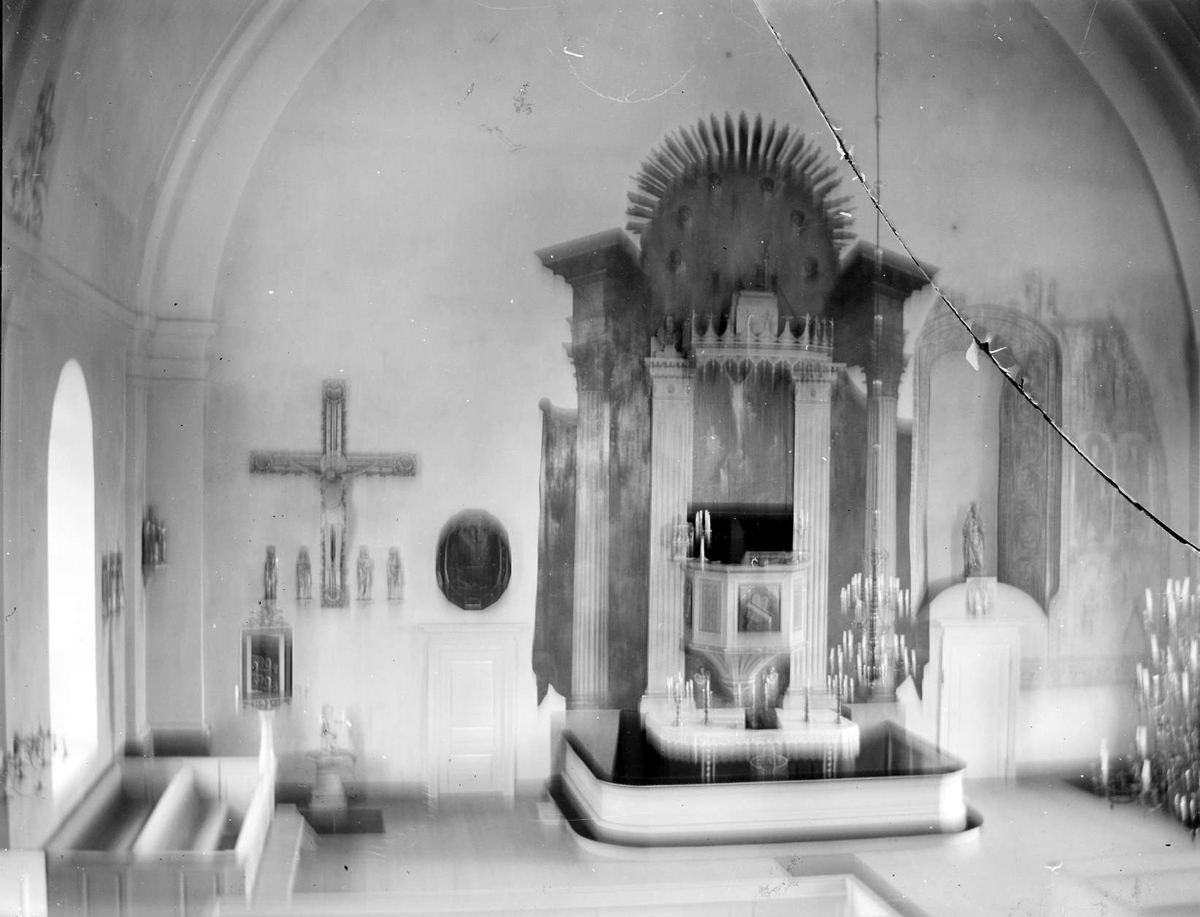 Interiör med altare i Nora kyrka, Nora socken, Uppland år 1920