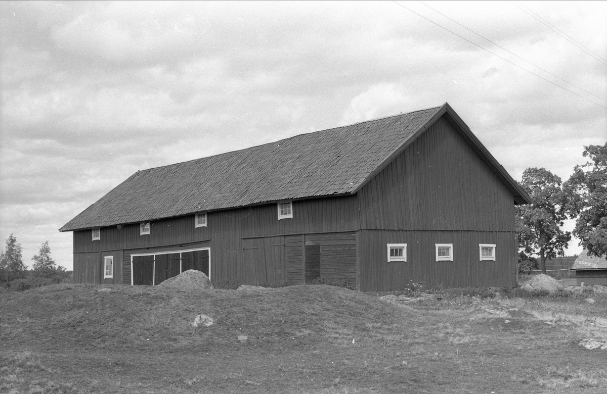 Ladugård och lada, Huggsta, Danmarks socken, Uppland 1977