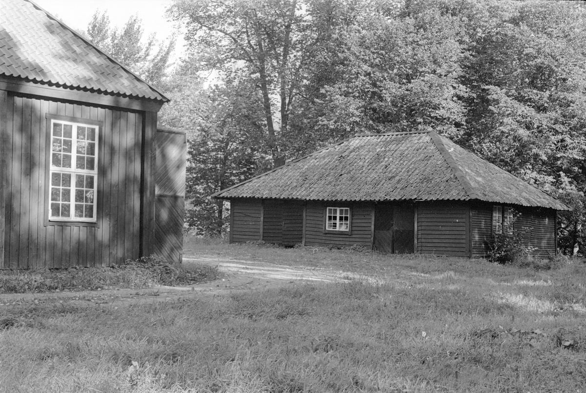 Traktorgarage och vedbod till Salsta slott, Lena-Salsta 1:5, Salsta, Lena socken, Uppland 1978