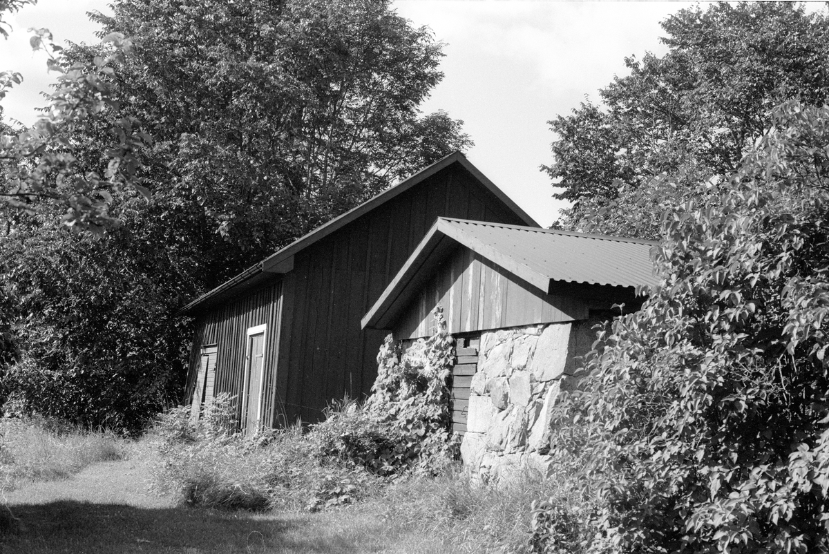 Källare och bod, före detta Gränsta gästgivargård, Gränsta, Knutby socken, Uppland 1987