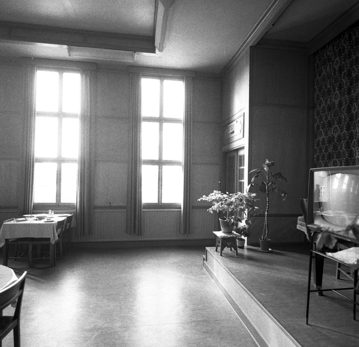 Matsalen med tv-apparat och krukväxter, Uppsala Ålderdoms- och sjukhem, Svartbäcken, Uppsala 1958