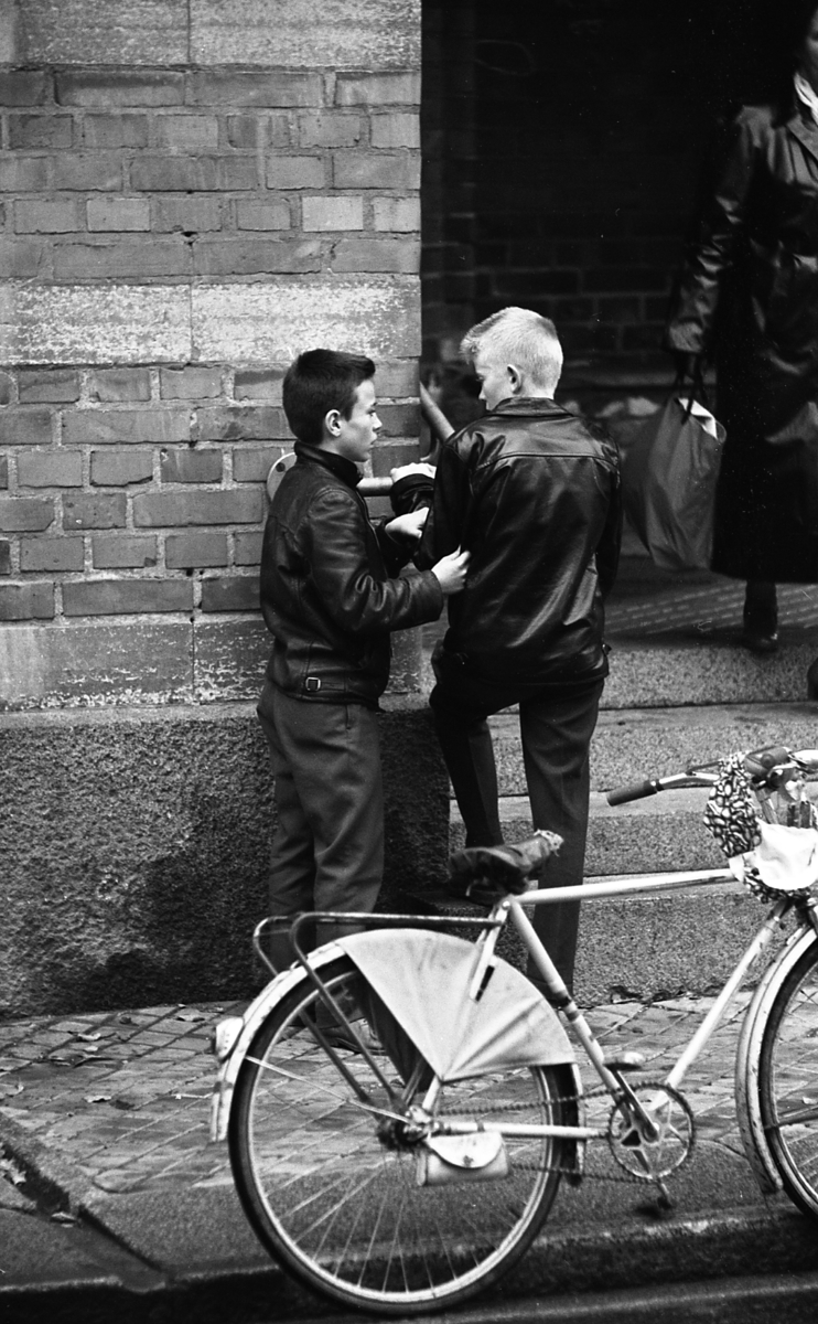 Två pojkar utanför Saluhallen, Uppsala 1961